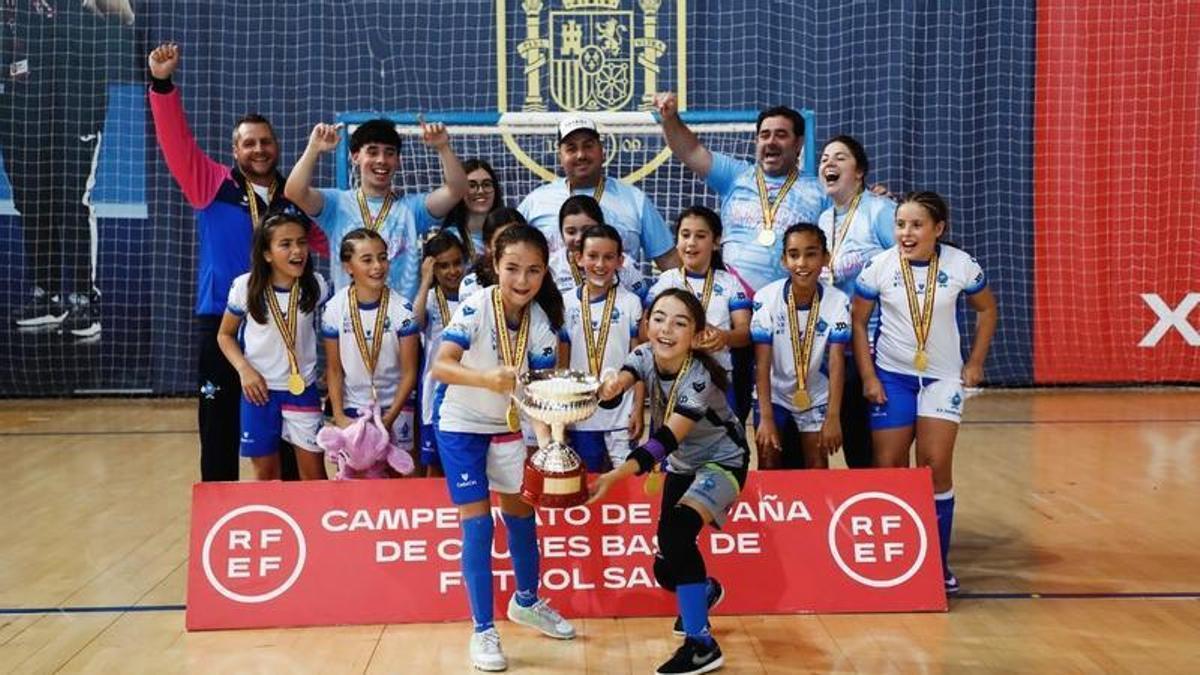 La plantilla del Sariba do Mar celebra el triunfo.