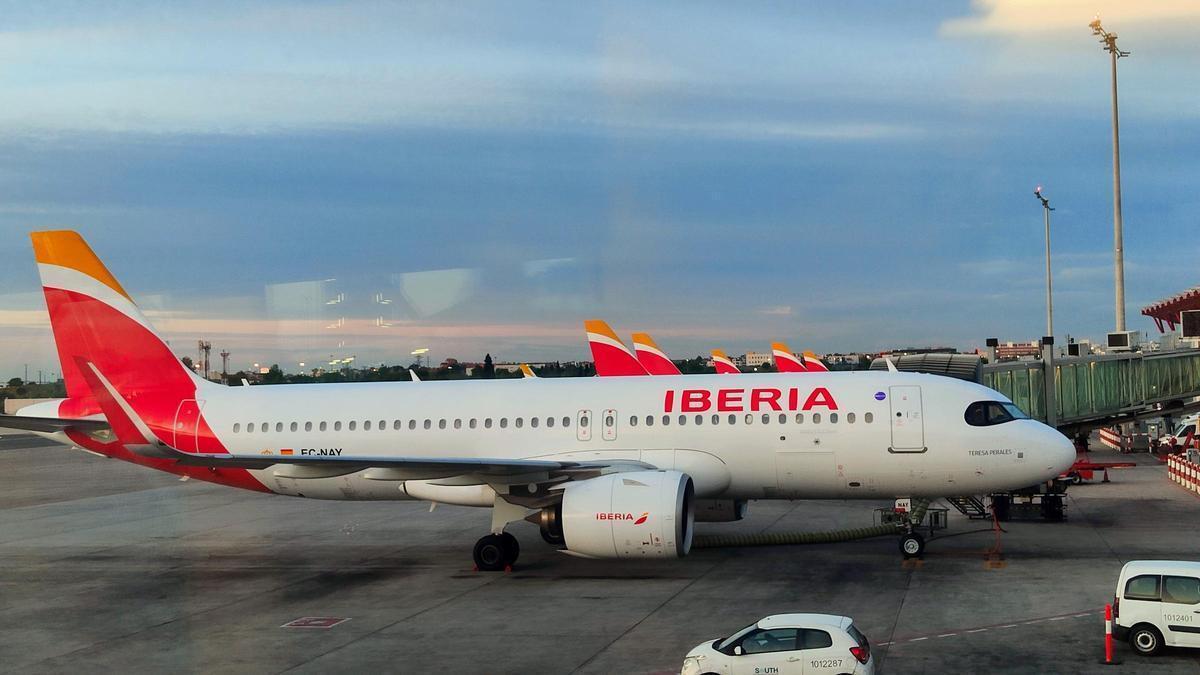 Un A320 de Iberia en el aeropuerto de Madrid-Barajas en mayo de 2025