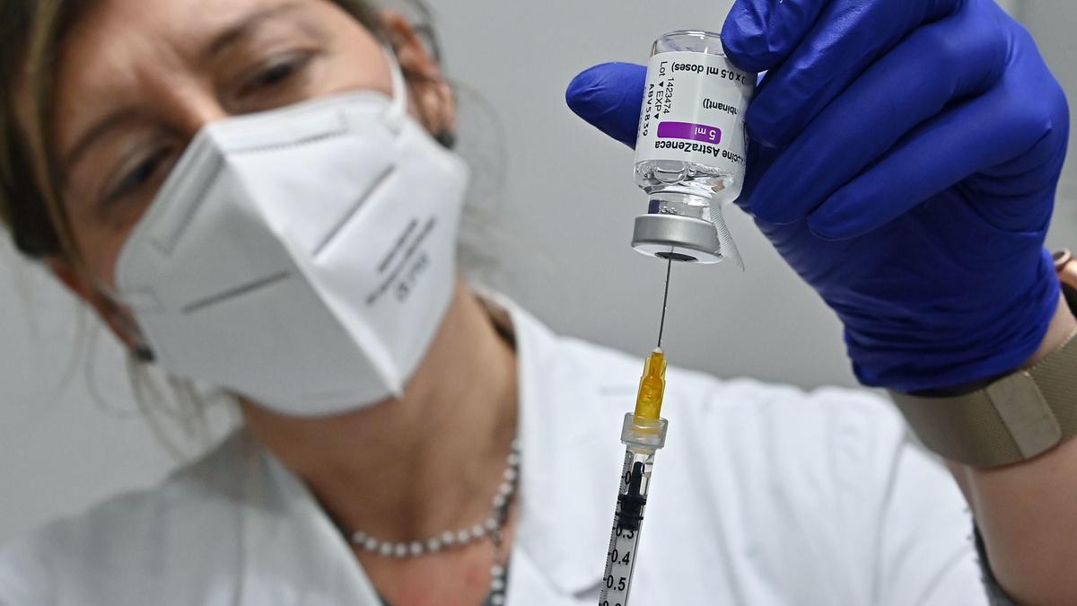 Una sanitaria prepara una vacuna contra el coronavirus de AstraZeneca.