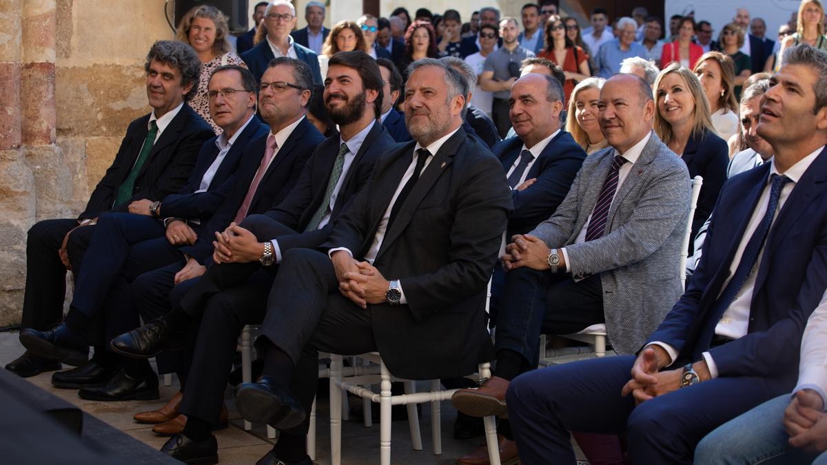 García Gallardo, flanqueado por Pollán y Dueñas, en la entrega de los Premios Cincho en Zamora