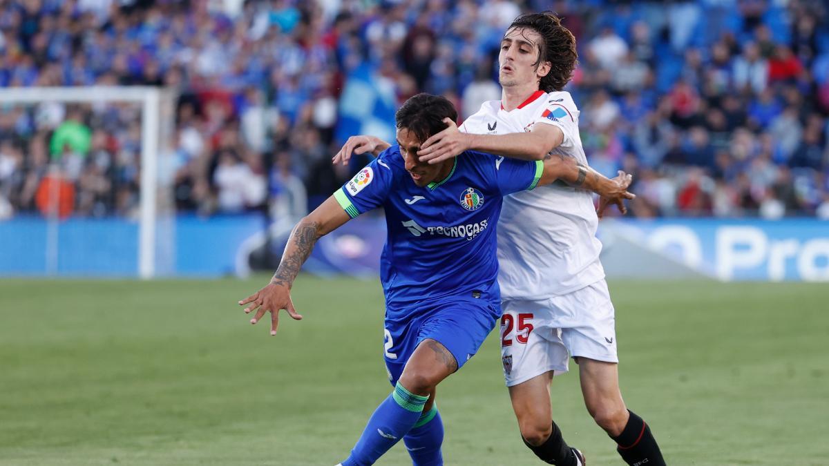 Bryan Gil, disputando un balón con Damián Suárez