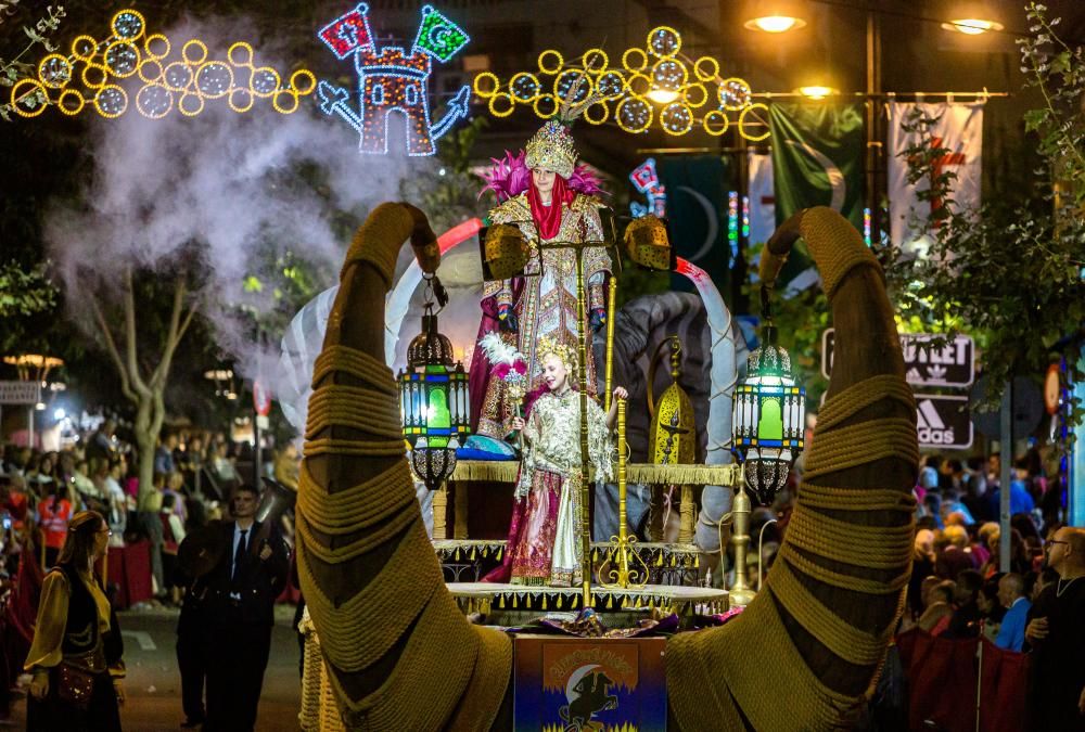 Calp se entrega a las huestes festeras en la Entrada de Moros y Cristianos