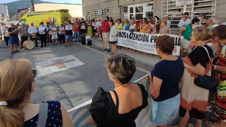 Participantes en la concentración de ayer ante la Casa do Mar. | Santos Álvarez