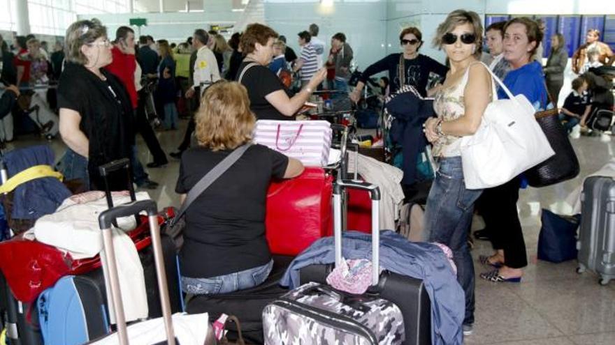 La nube de cenizas obliga a cerrar una veintena de aeropuertos españoles