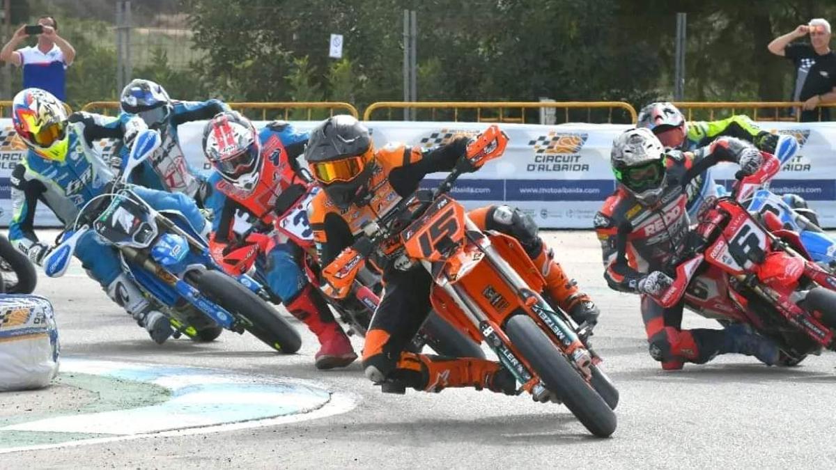 Pilotos durante una carrera del Campeonato del Mundo en Albaida.