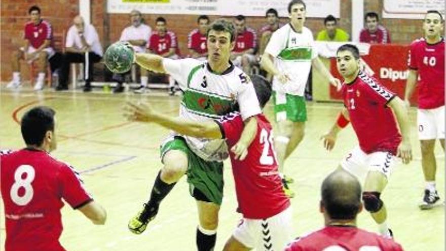 El central del Bordils, Esteve Ferrer, va anotar tres gols contra La Roca, fins ahir líder en solitari.