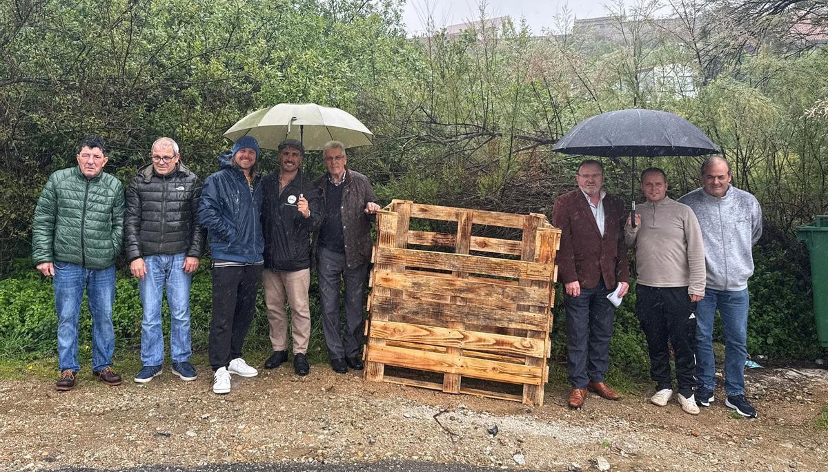 O alcalde, terceiro pola dereita, con concelleiros e colaboradores de Praia Pellet.