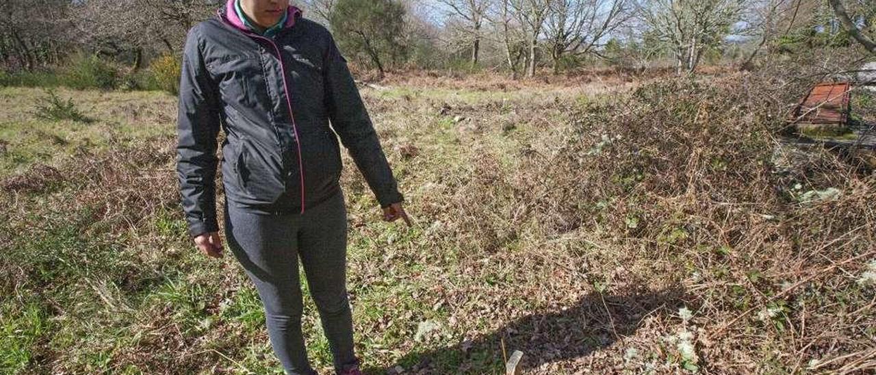 Sandra Rivas, ayer, mostrando uno de los dos únicos marcos existentes en su finca. // Bernabé / Cris M.V.