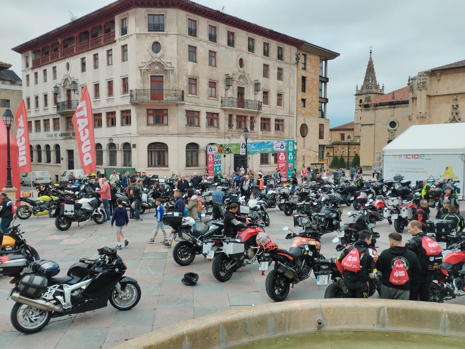 EN IMÁGENES: Así luce la plaza de la Catedral de Oviedo con más de 750 motos de la &quot;Osos 1000&quot;