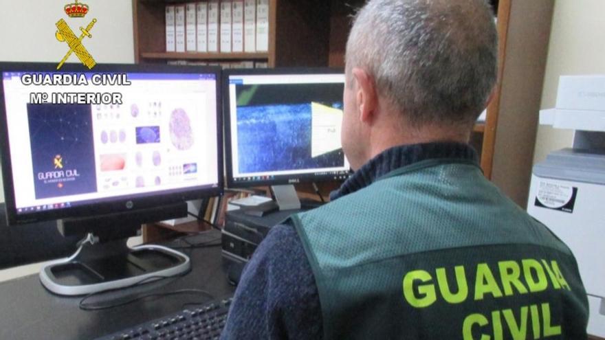 Un agente de la Guardia Civil compara dueñas dactilares