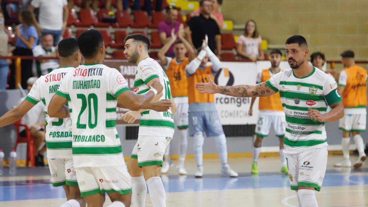 Jugadores del Córdoba Futsal celebran uno de los goles ante el Jaén en Vista Alegre.