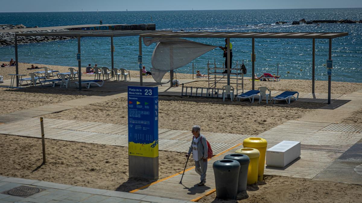 La pérgola reservada para us preferente de bañistas con discapacidad en la playa de Nova Icària, en Barcelona.