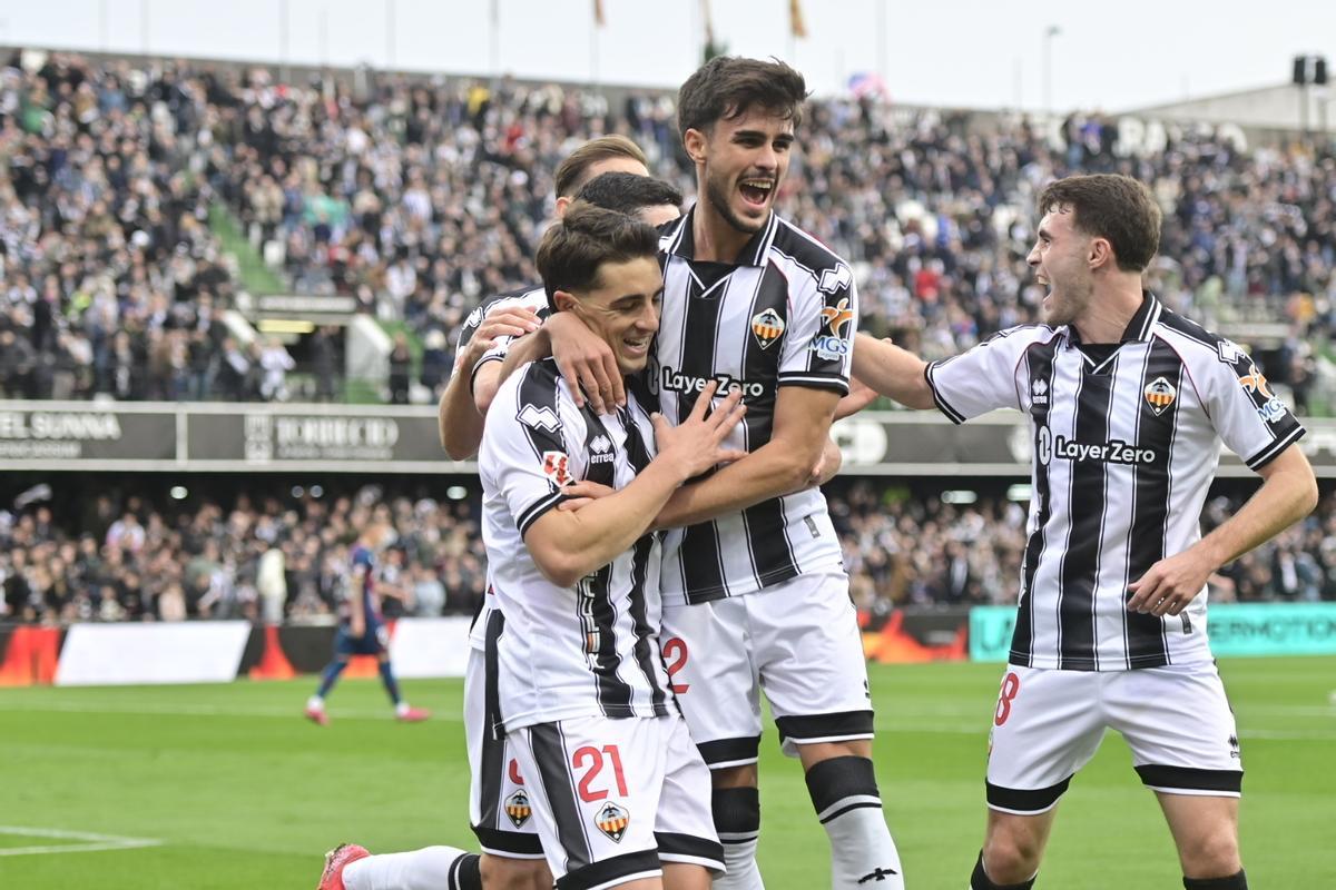 Lucas Alcázar celebra un gol junto a Cala y otros compañeros del CD Castellón.