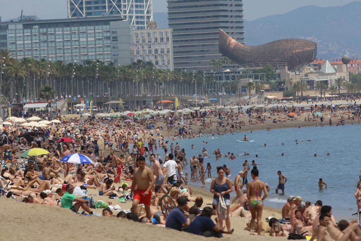 Bañistas en la playa de la Barceloneta, en Barcelona.