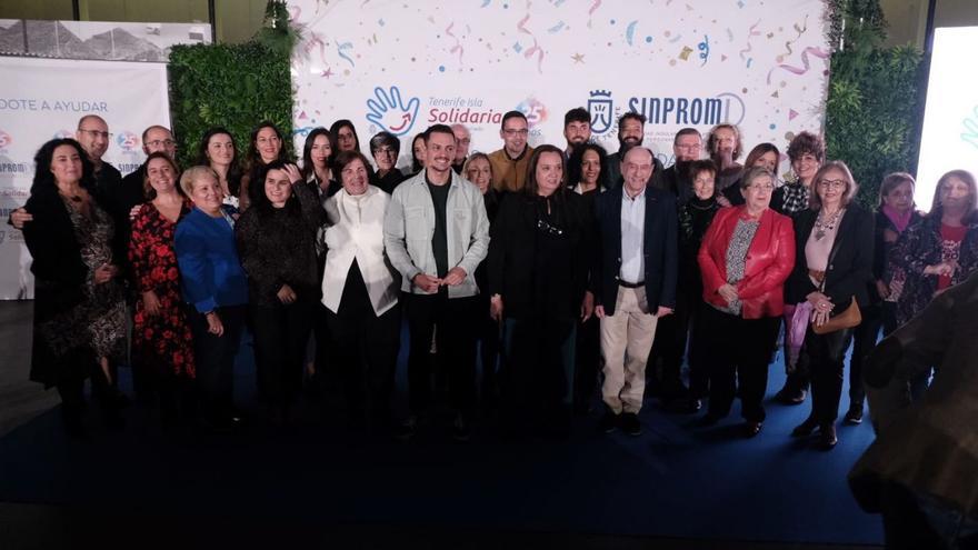 Foto de grupo de los principales participantes en la Gala del Voluntariado de Tenerife, que tuvo al TEA como escenario.