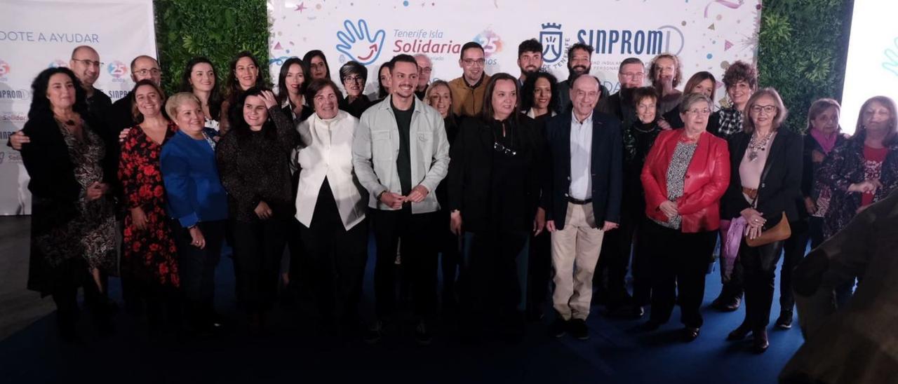 Foto de grupo de los principales participantes en la Gala del Voluntariado de Tenerife, que tuvo al TEA como escenario.