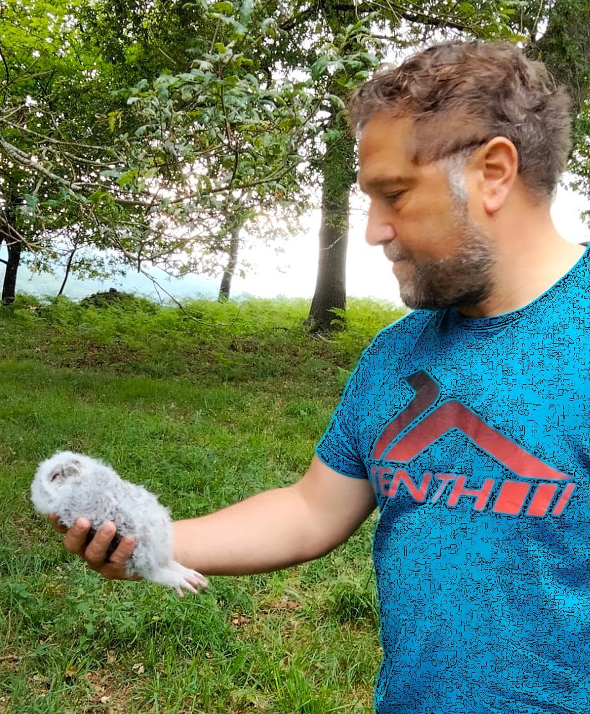 Miguel, el día que rescató a un lechuza en su parroquia de Lalín.