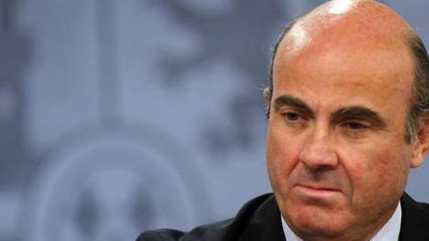 De Guindos pide a la UE que apruebe recapitalización directa de la banca