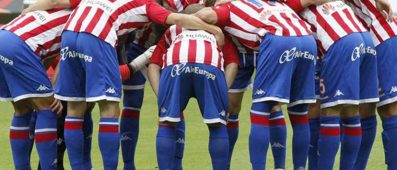 Los jugadores del Sporting se conjuran antes del partido de promoción ante Las Palmas.