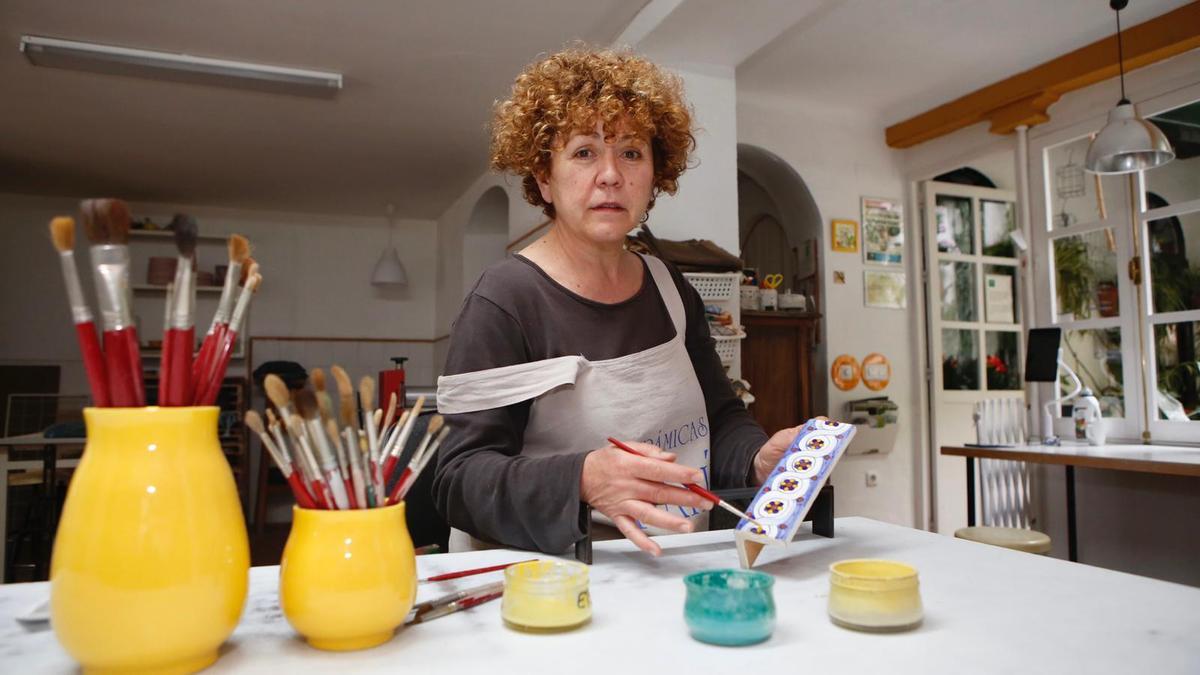 Luisa María García, en su taller de artesanía.