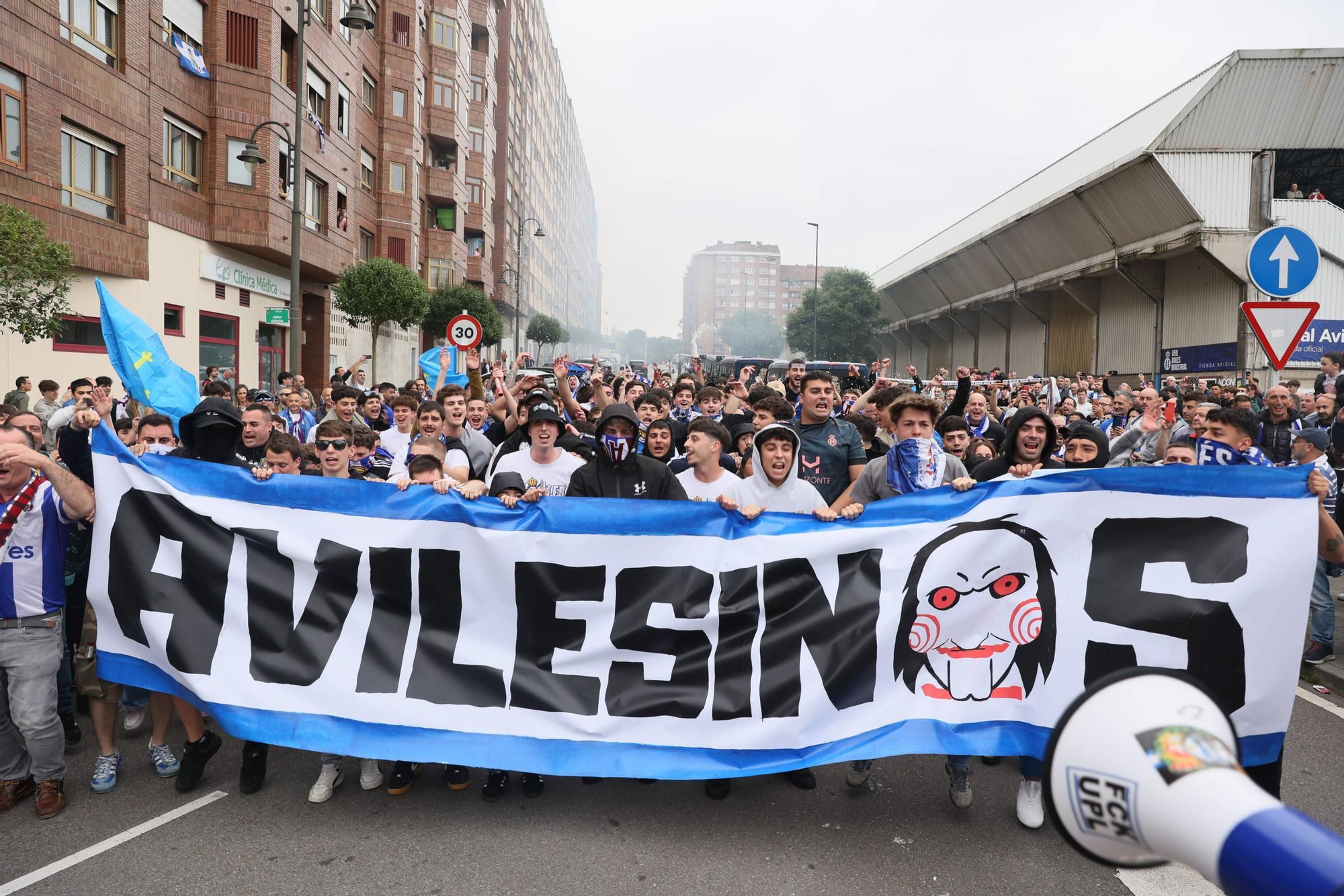 EN IMÁGENES: Avilés se tiñe de blanquiazul para la final por el ascenso ante el Rayo Majadahonda
