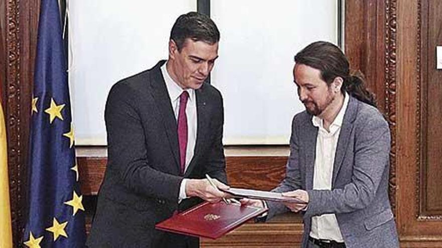 Pedro SÃ¡nchez y Pablo Iglesias, en la firma del acuerdo de Gobierno.