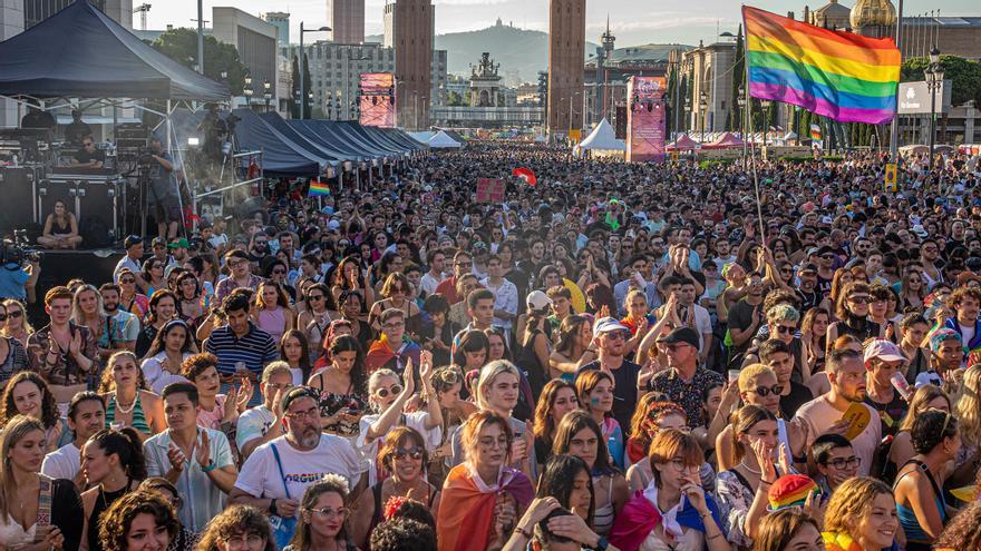 Ambiente en el Pride Barcelona 2022, en la avenida María Cristina