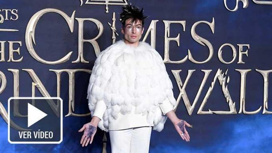 Ezra Miller atrae las miradas en el estreno de &#039;Los crímenes de Grindelwald&#039;