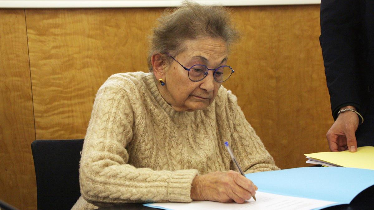 Blanca Serra, firma la denuncia por torturas sufridas durante la Transición