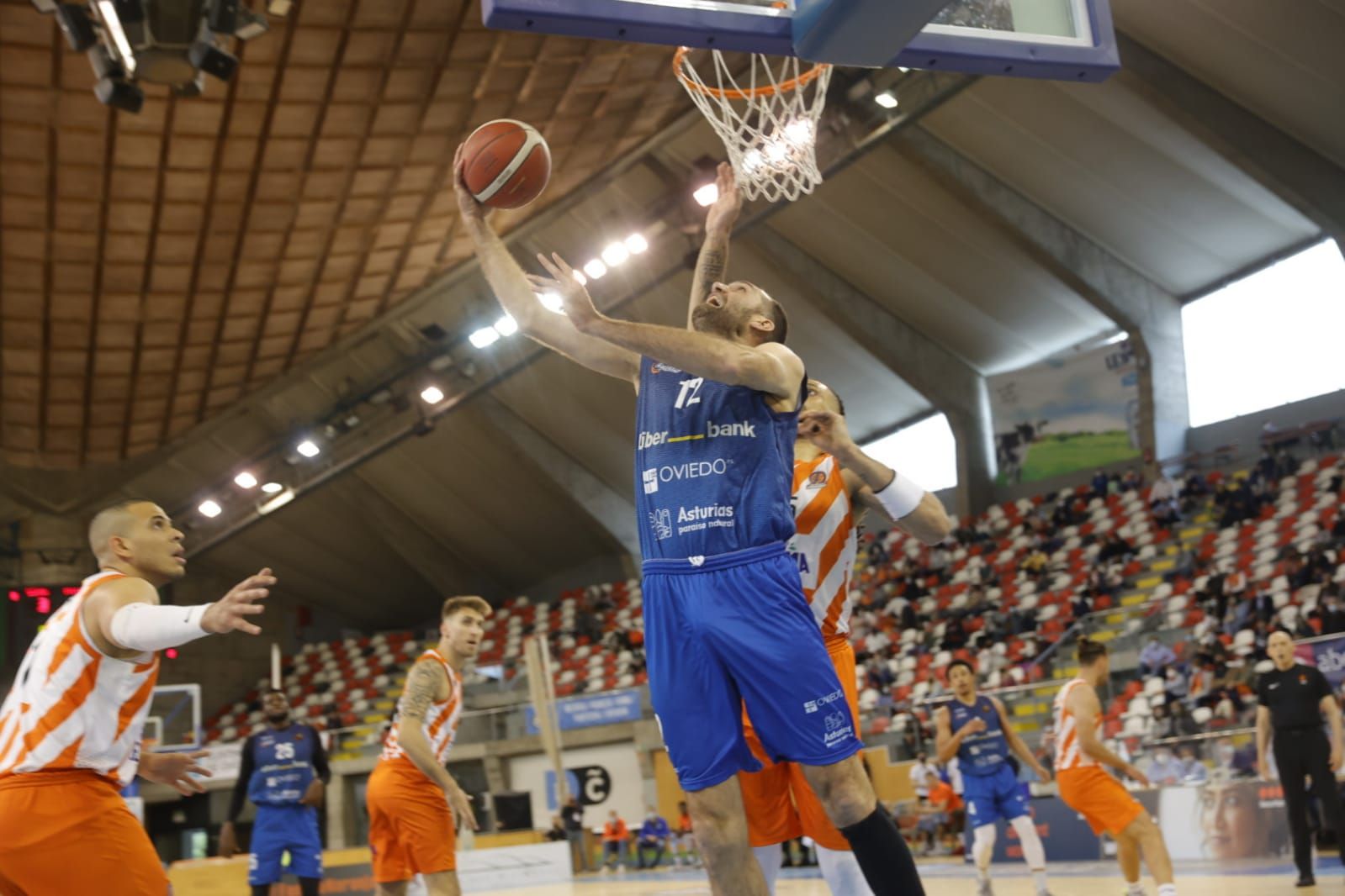 Las mejores imágenes del enfrentamiento entre el Leyma Coruña y el Liberbank Oviedo Baloncesto