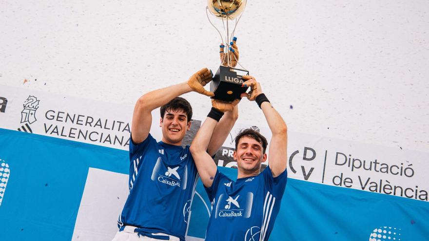 Alejandro i Nacho celebrant en Pelayo el títol de campions de la Lliga CaixaBank d’escala i corda Pro1. | FEDPIVAL