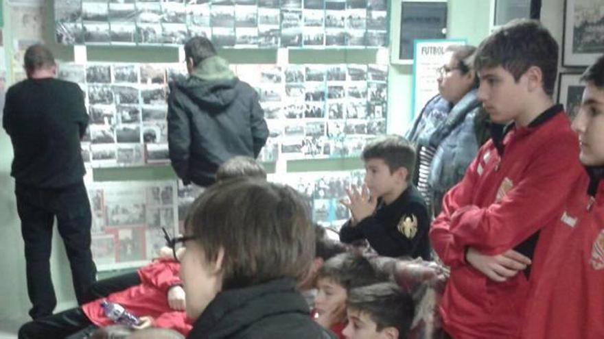 L&#039;infantil E del Manresa visita el museu de la història del club