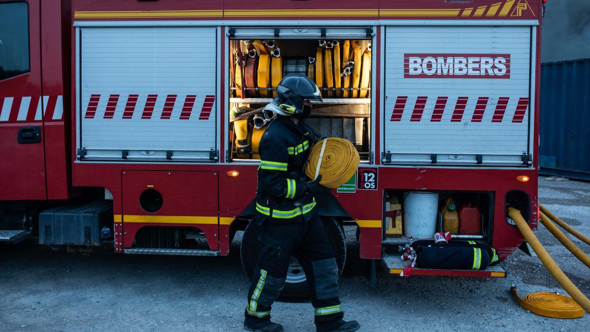 Declarado un fuego en el desguace de Ca Na Negreta