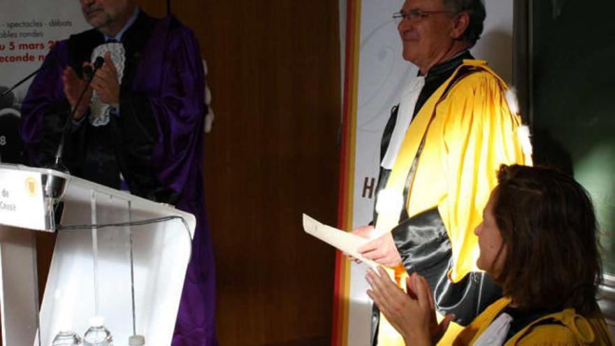 Emilio La Parra, en el centro de la imagen, en el acto de su nombramiento como doctor honoris causa.