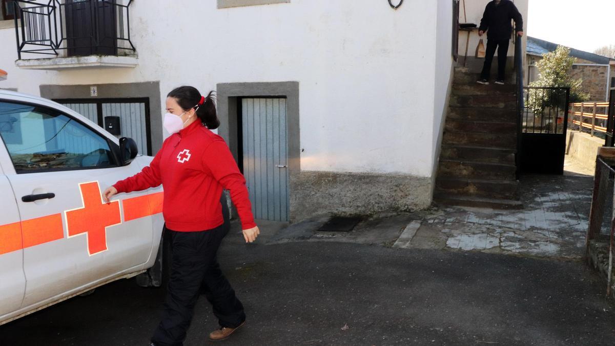 Entrega de medicamentos de Cruz Roja Zamora puerta a puerta.