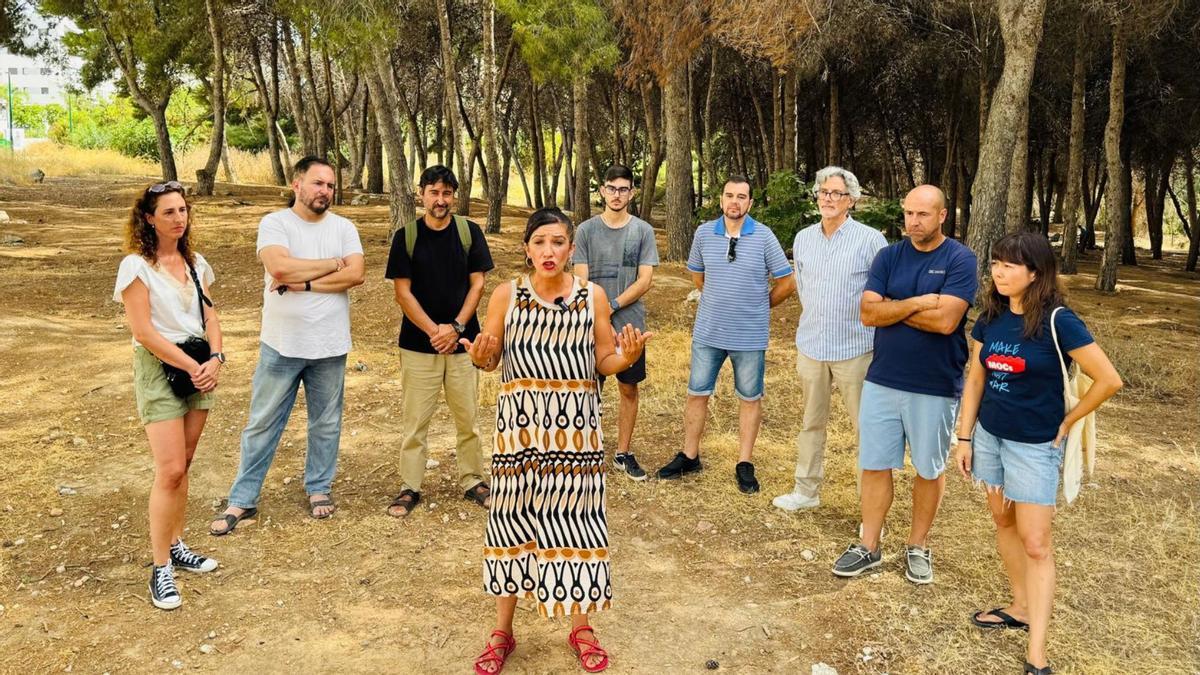 La portavoz del grupo Con Málaga, Toni Morillas, junto a los vecinos del Cerro de la Tortuga