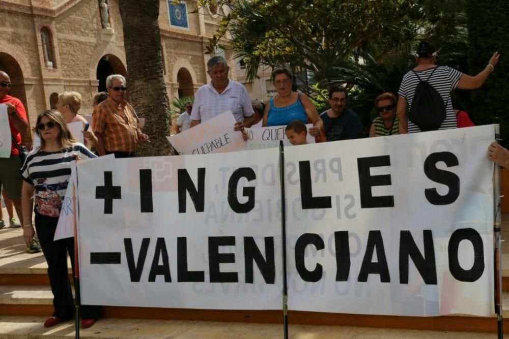 Protesta en Torrevieja ante Ximo Puig