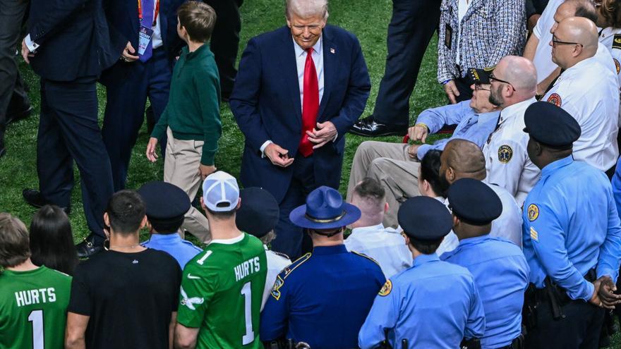 Trump recibido entre vítores a su llegada a la Super Bowl