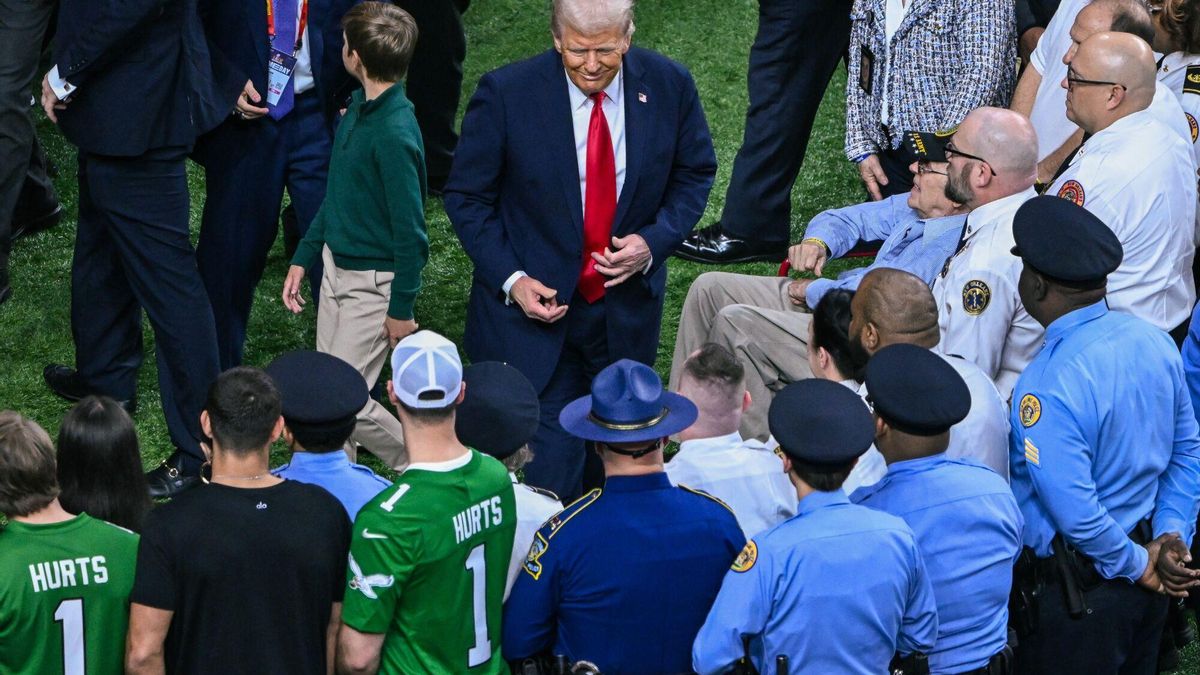09 February 2025, US, New Orleans: US President Donald Trump at The Caesars Superdome, ahead of the Super Bowl LIX American football match between the Kansas City Chiefs and the Philadelphia Eagles at Caesars Superdome. Photo: Pa Wire/PA Wire/dpa 09/02/2025 ONLY FOR USE IN SPAIN. Pa Wire/PA Wire/dpa;Sports;sports;football;NFL Super Bowl LIX - Philadelphia Eagles vs Kansas City Chiefs