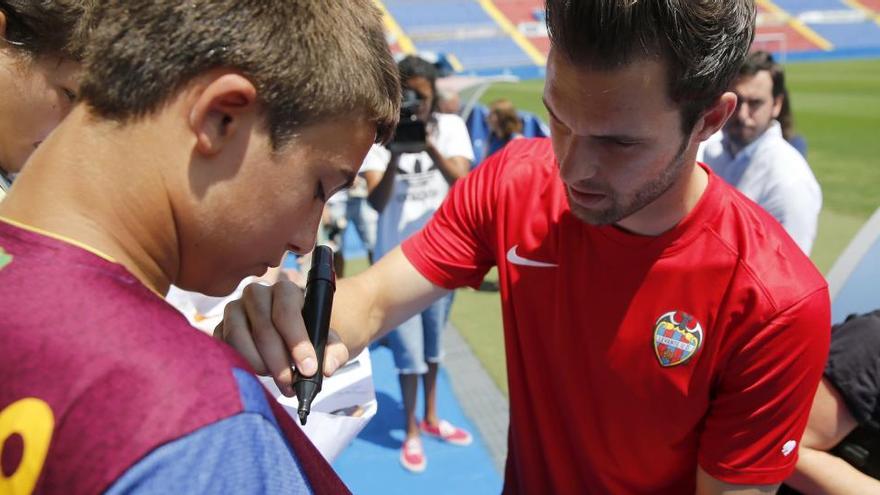 Jesús Fernández firma sus primeros autógrafos en Orriols