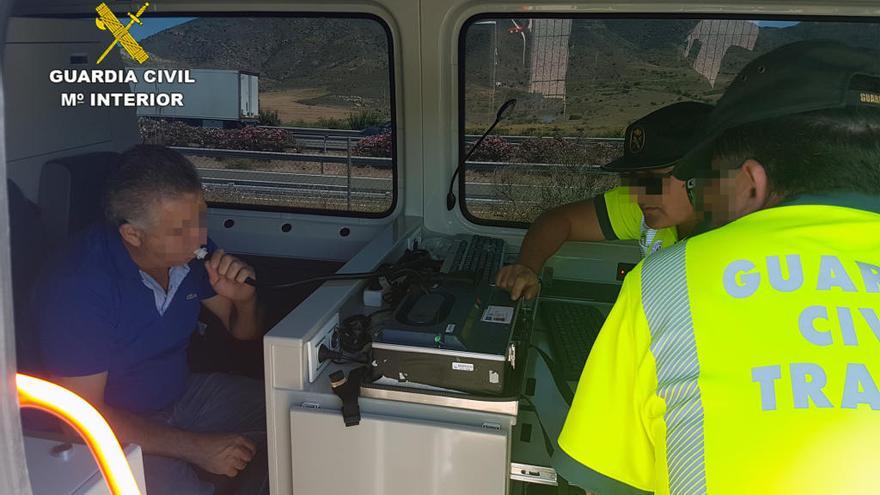 La Guardia Civil le realiza el test de alcoholemia al camionero