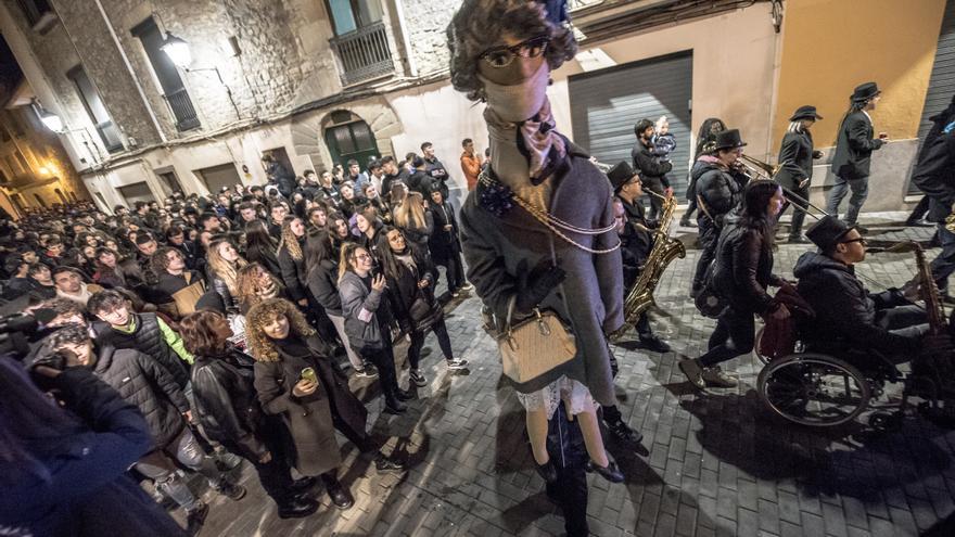 Sallent acomiada la reina Carnestoltes en una concorreguda rua