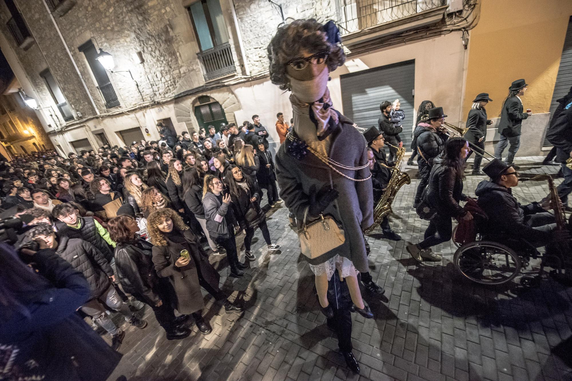 Sallent acomiada la reina Carnestoltes en una concorreguda rua