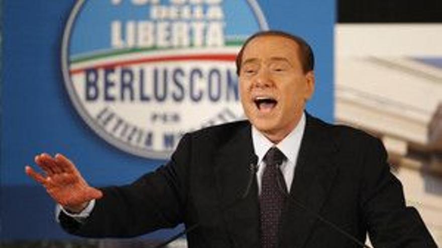 &quot;Todos tenemos una parte homosexual, pero la mía es lesbiana&quot;, afirma Berlusconi