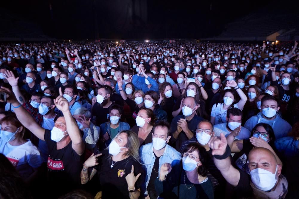 Moments del concert de 'Love of Lesbian' aquest dissabte al Palau Sant Jordi