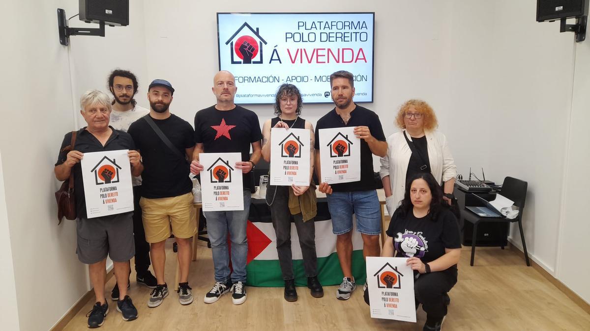Miembros de la Plataforma polo Dereito á Vivenda, durante su presentación en A Coruña.