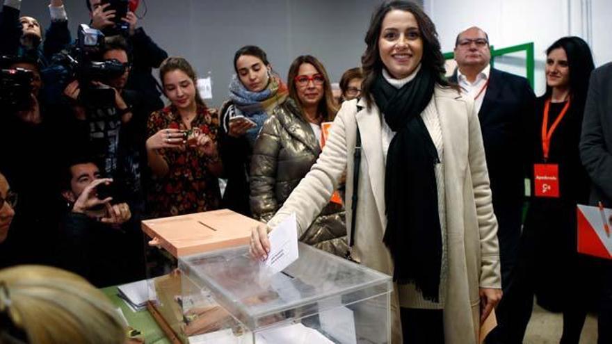 Arrimadas pide el voto de convivencia tras ser increpada en su colegio electoral