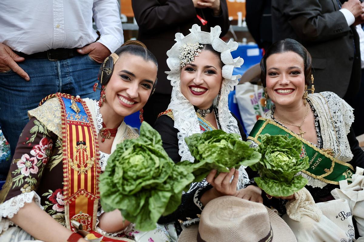 Carmen y Marta disfrutan de un desfile que alimenta: el Bando de la Huerta