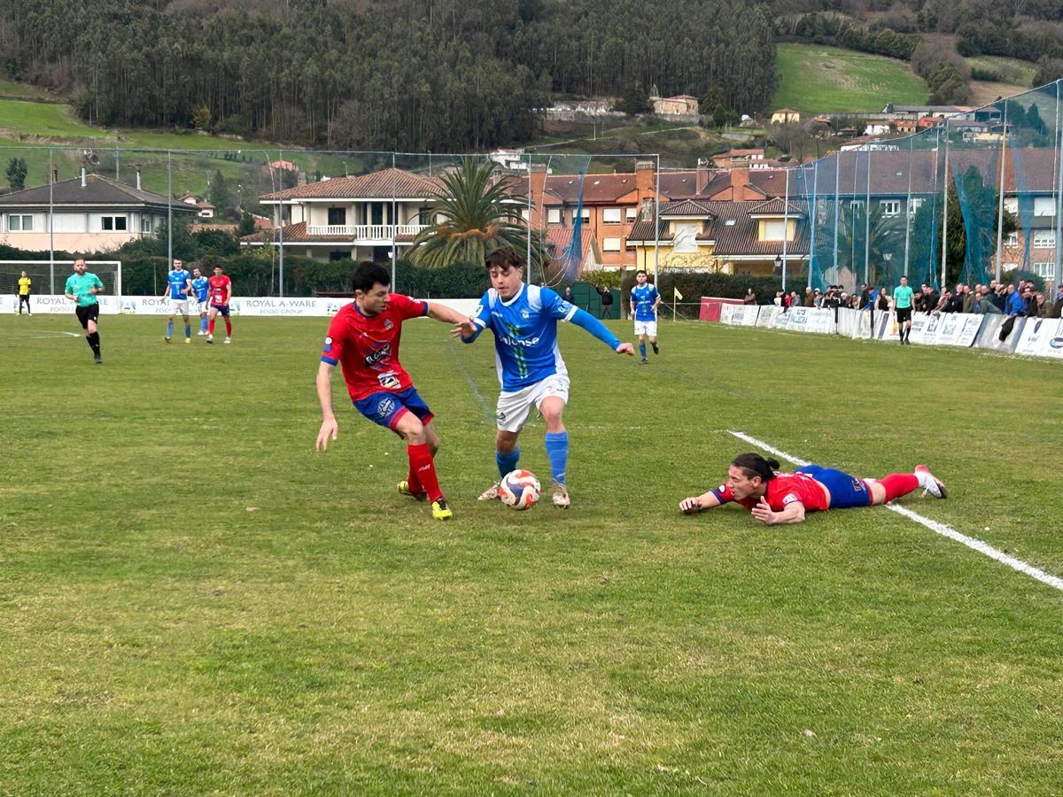 EN IMÁGENES: Así fue el derbi entre Salas y Cornellana, con victoria visitante en el último suspiro