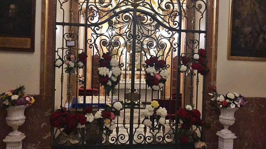 Flores puestas en la verja de la Basílica de la Virgen.